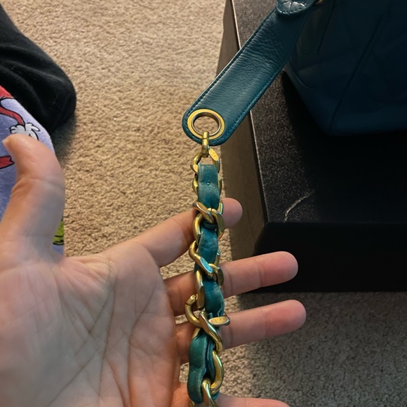 Vintage CHANEL Turquoise Quilted Vanity Handbag - Picture 3 of 15